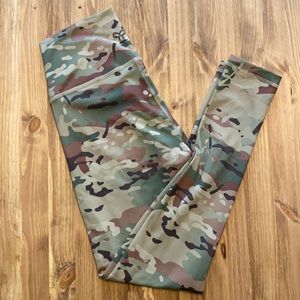 Aritzia TNA Camo Leggings mid-rise size small.